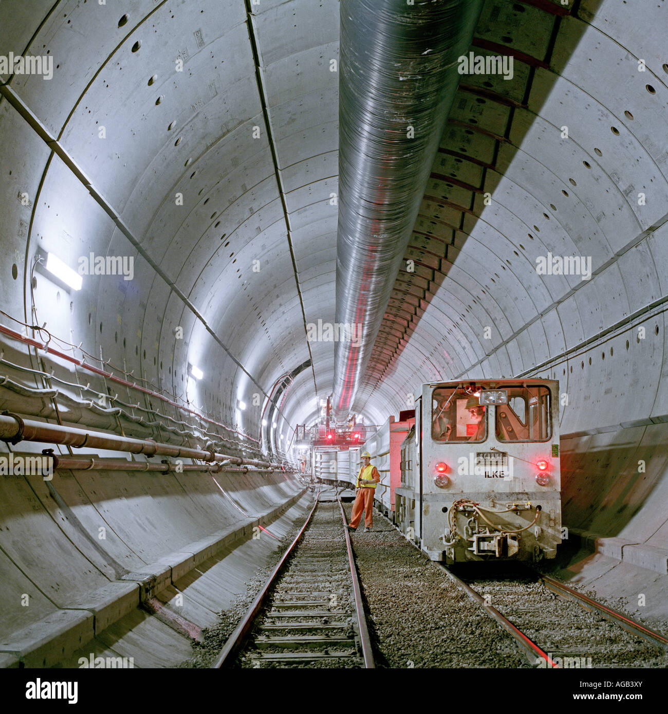 Train de travaux du Tunnel sous la collecte de butin creusées par le tunnelier dans un tunnel ferroviaire pour élimination à la surface. Banque D'Images