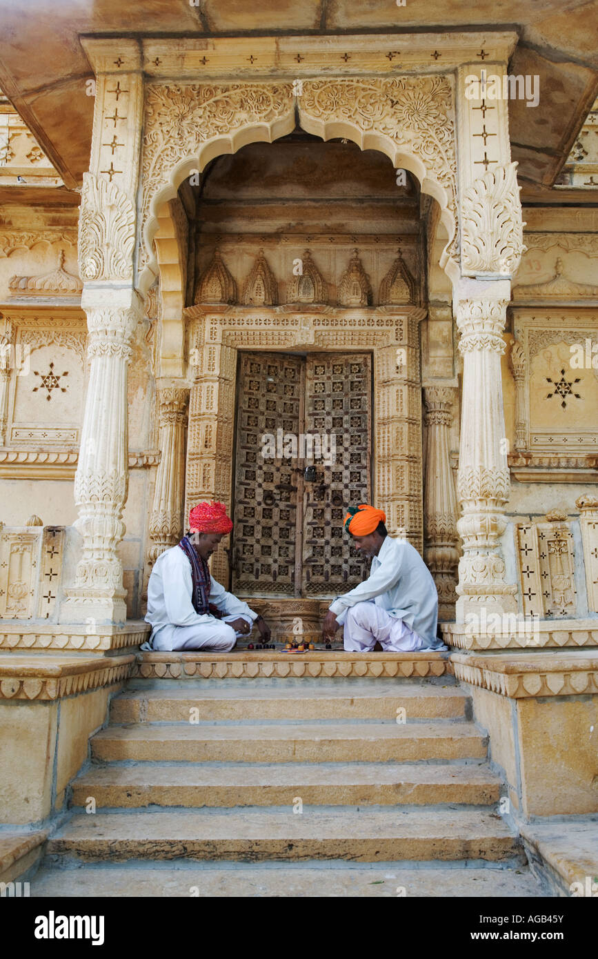 Deux hommes jouant un jeu Chopar hindou traditionnel en face de la Siva Temple à Gadisar Lake Banque D'Images