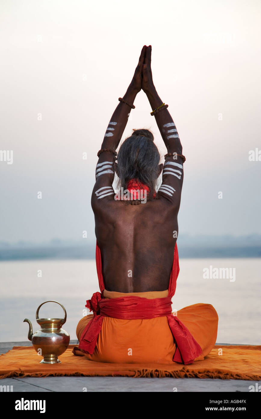 Sadhu ou saint homme effectuant Gange puja de manas Varanasi Inde Banque D'Images