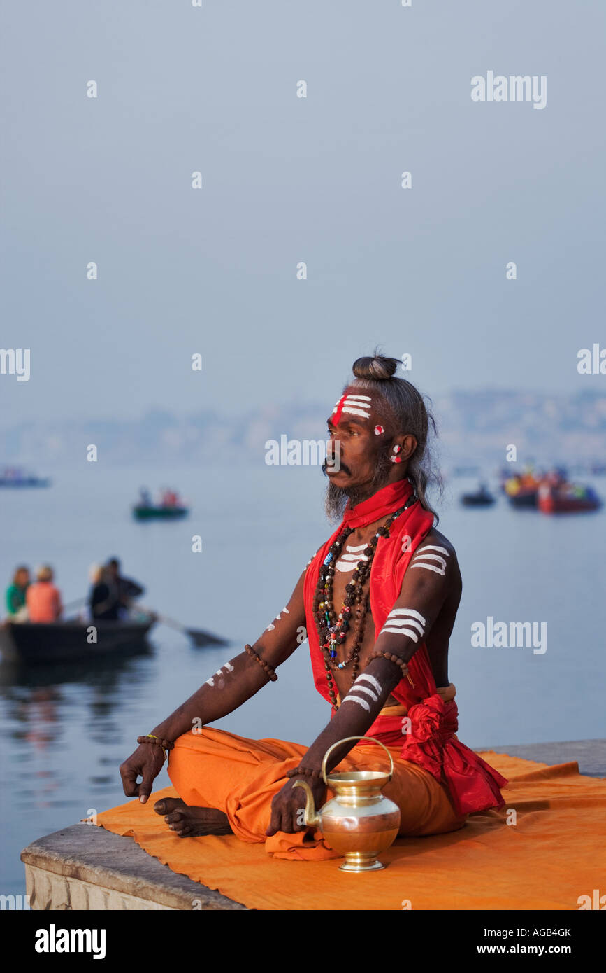 Sadhu ou saint homme effectuant Gange puja de manas Varanasi Inde Banque D'Images