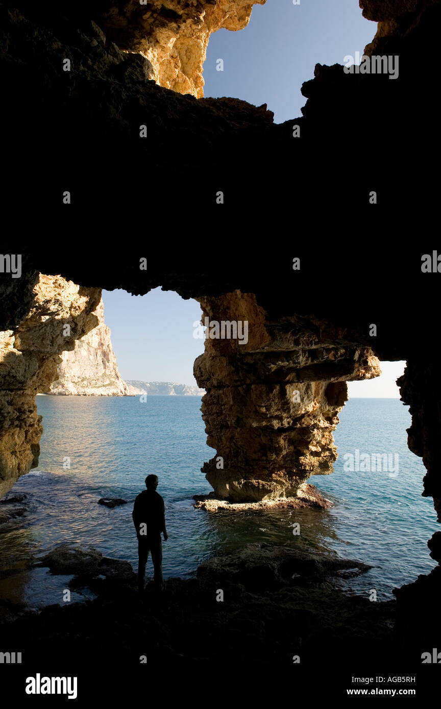 Les grottes de la mer à Platja de Moraira, Costa Blanca, Espagne Banque D'Images