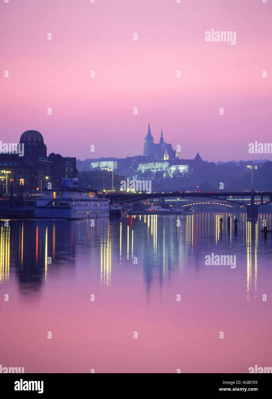Habour et Hradcany Castle qui se reflète sur la rivière Vltava au crépuscule Banque D'Images