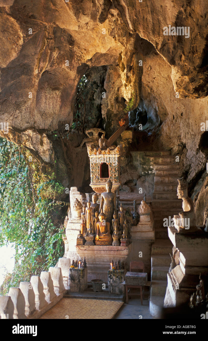 Le Laos, Luang Prabang, statues en grottes de Pak Ou près de la rivière du Mékong Banque D'Images