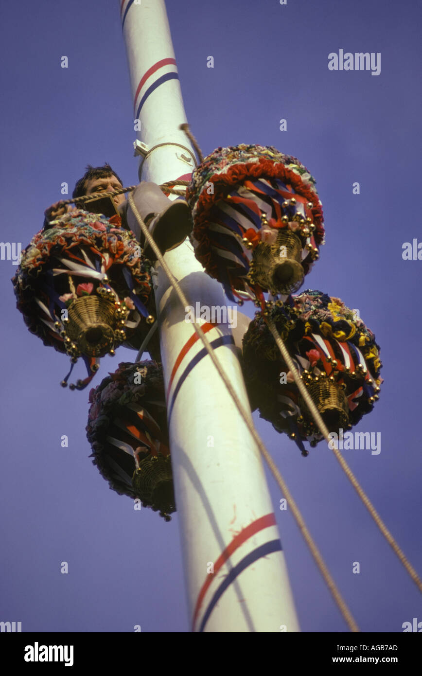 Barwick à Elmet Yorkshire le village Maypole guirlandes traditionnelles de fleurs est le plus haut May Pole au Royaume-Uni. HOMER SYKES des années 1972 1970 Banque D'Images