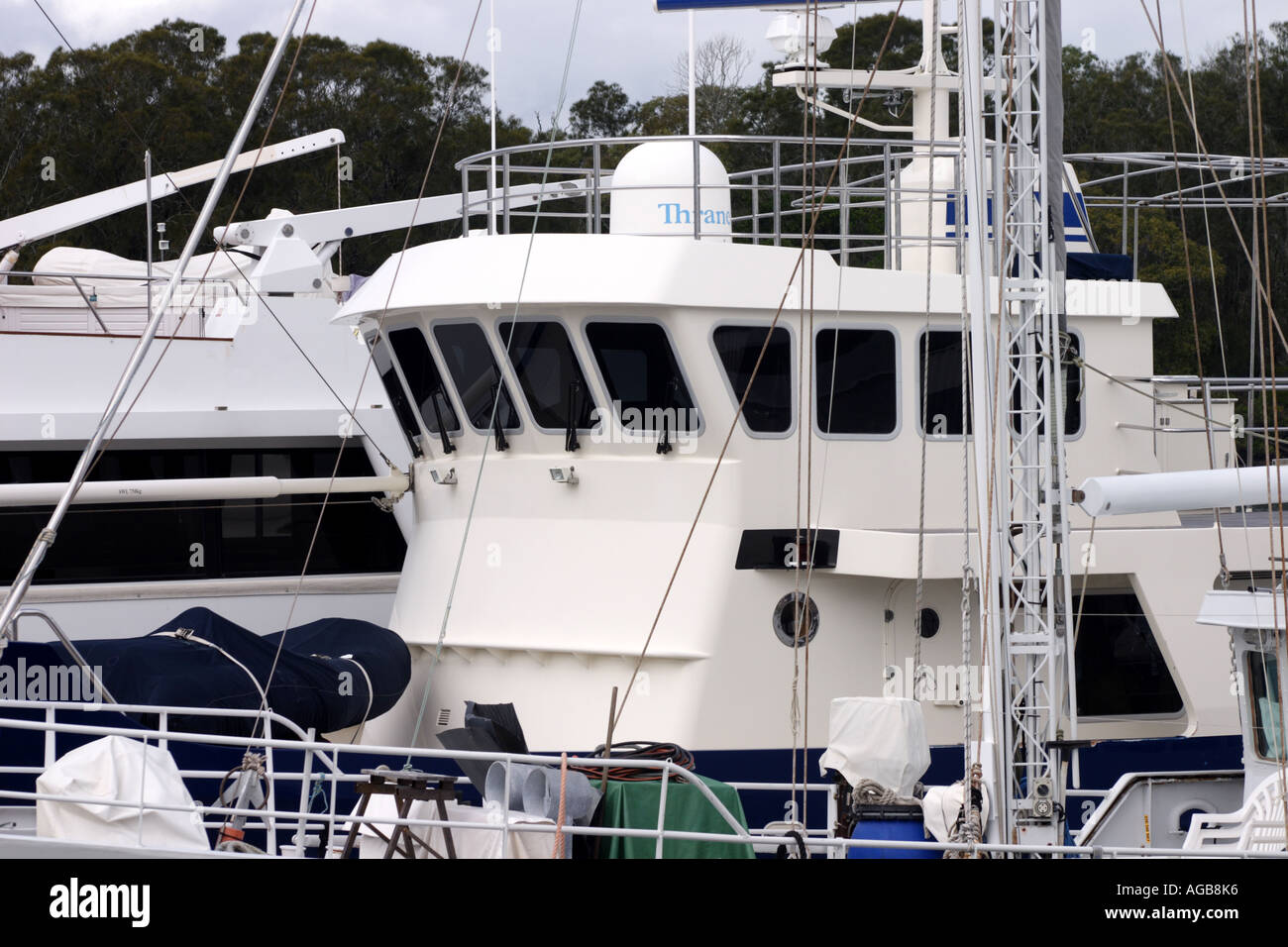 Bateaux de luxe À UNE MARINA GOLD COAST QUEENSLAND AUSTRALIE BAPDB HORIZONTALE8601 Banque D'Images