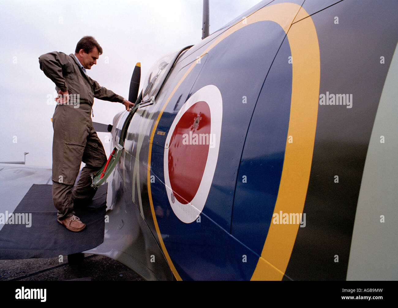 Pilote de Spitfire debout sur l'aile. Banque D'Images