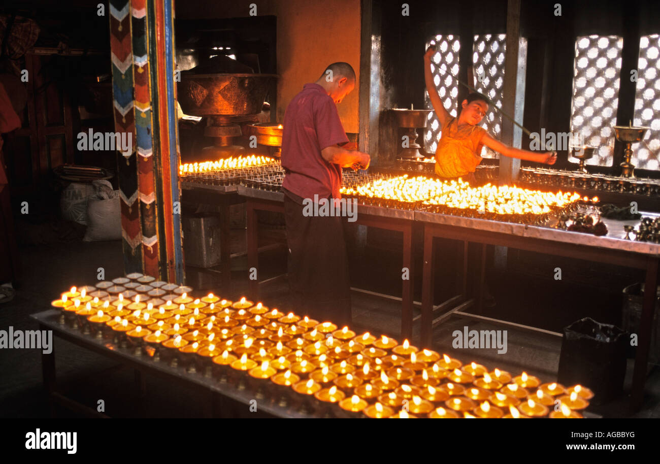 Le Népal Katmandou Man Burning lampe beurre en Temple de Swayambhunath Banque D'Images