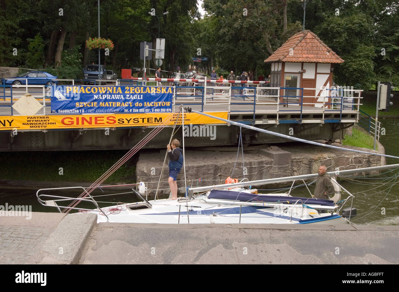 Location passant pont tournant de canal Gizycko Pologne Banque D'Images