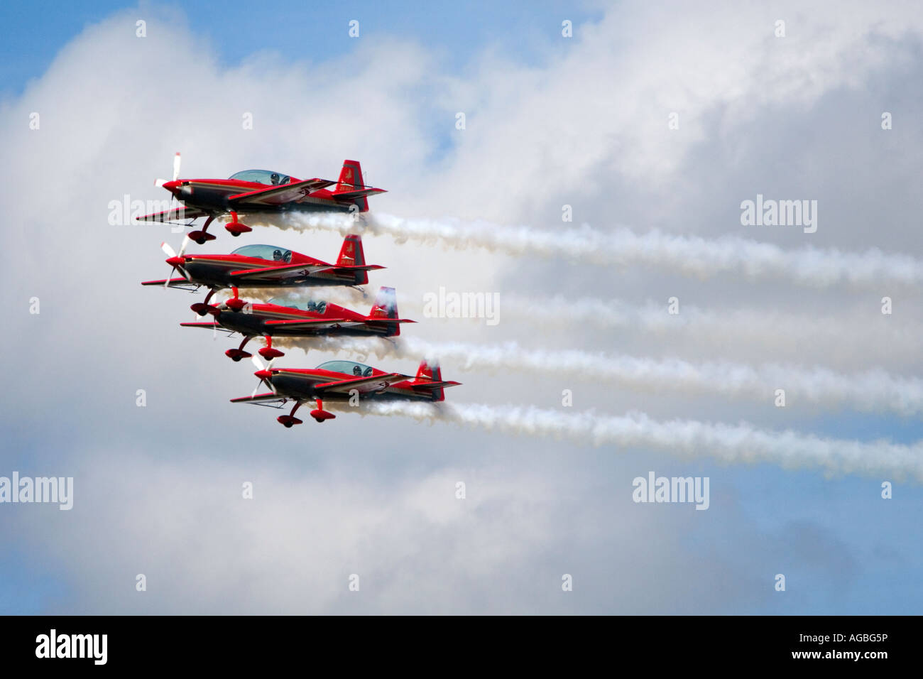 Royal Jordanian Falcons d' EA300S Hélice Piston Aerobatics quatre traînées de fumée Banque D'Images