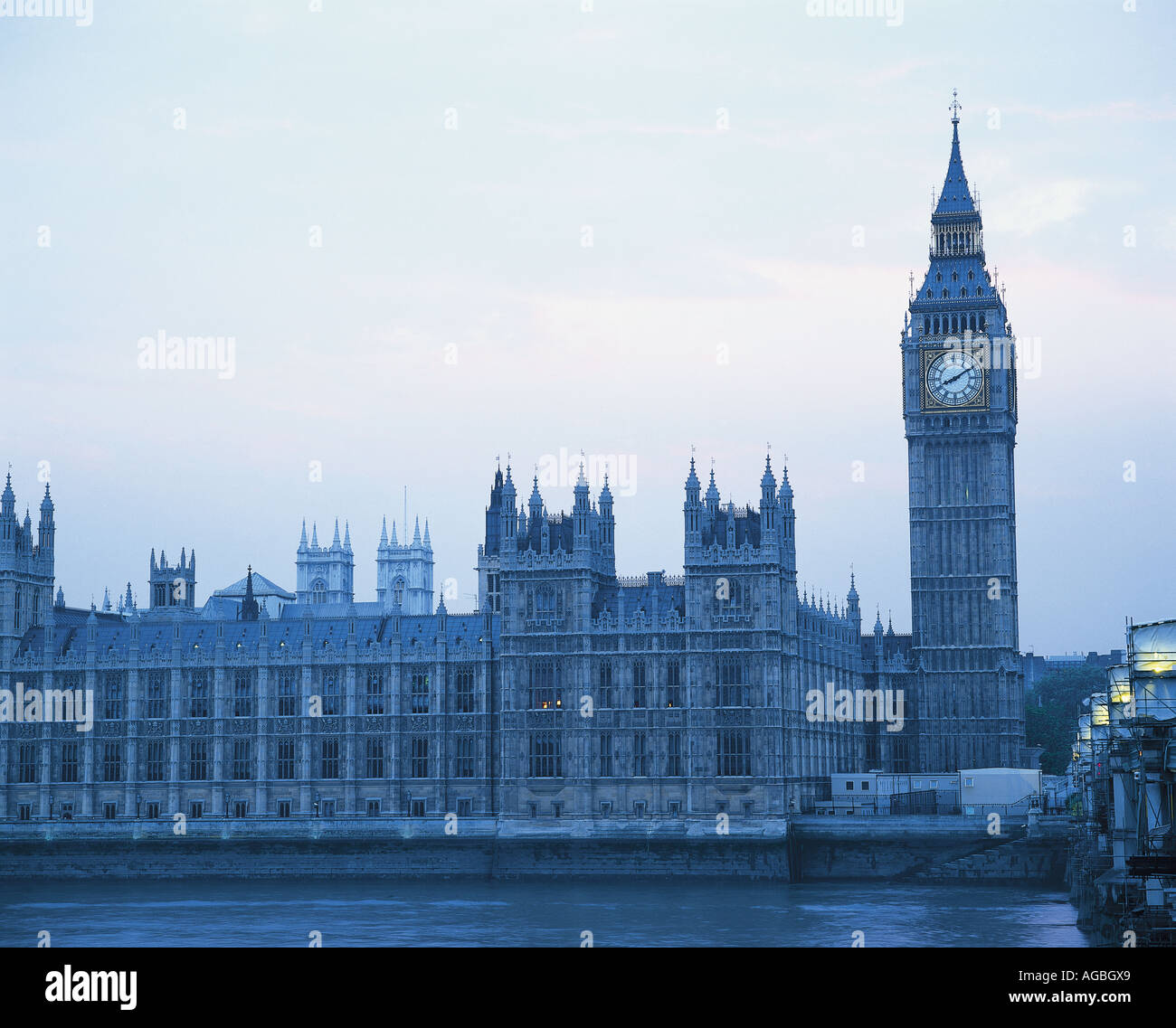 Un ciel sombre tombe sur la scène de la Maison du Parlement vu de sur la Tamise Londres Banque D'Images