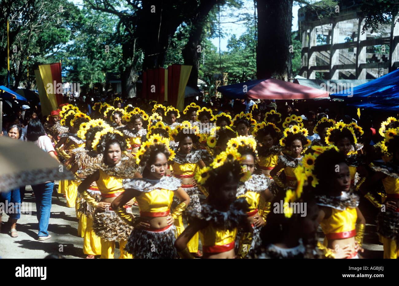 Danseurs attendent de commencer la parade Banque D'Images