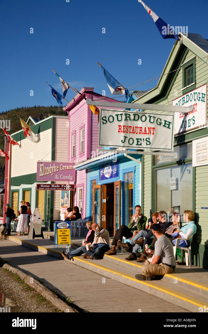 Les visiteurs la consommation de crème glacée dans la ville historique de la ruée vers l'de Dawson City Yukon Canada Banque D'Images