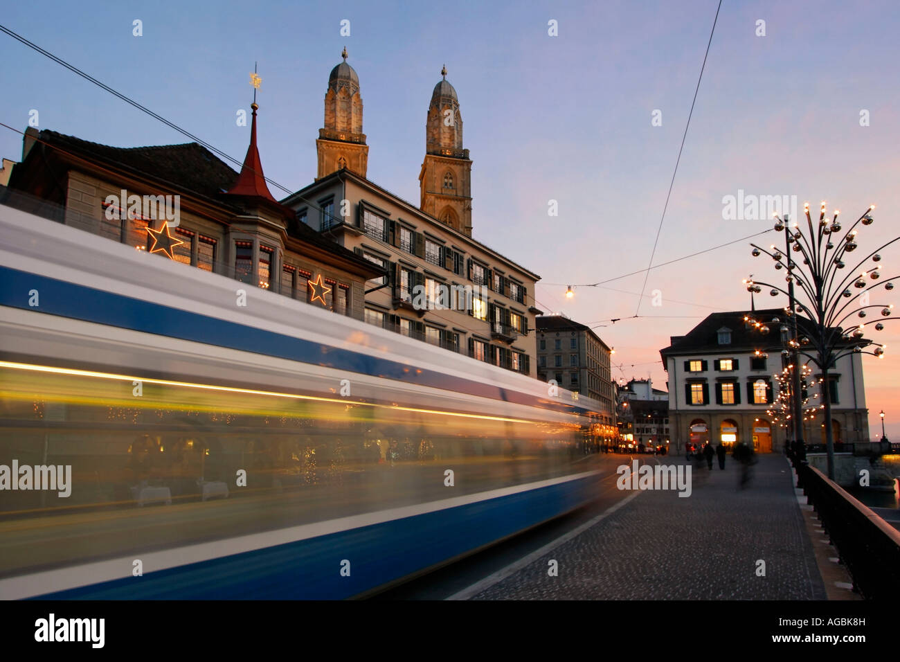 Suisse Zurich Limmatquai tram Grossmunster illumination de Noël Banque D'Images