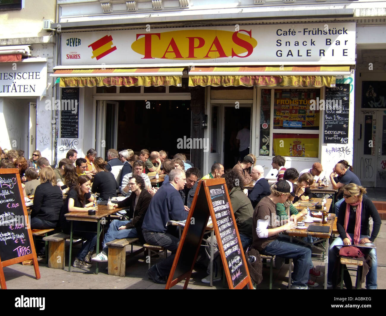 Hambourg Karolinenviertel Restaurants bars tapas personnes Banque D'Images