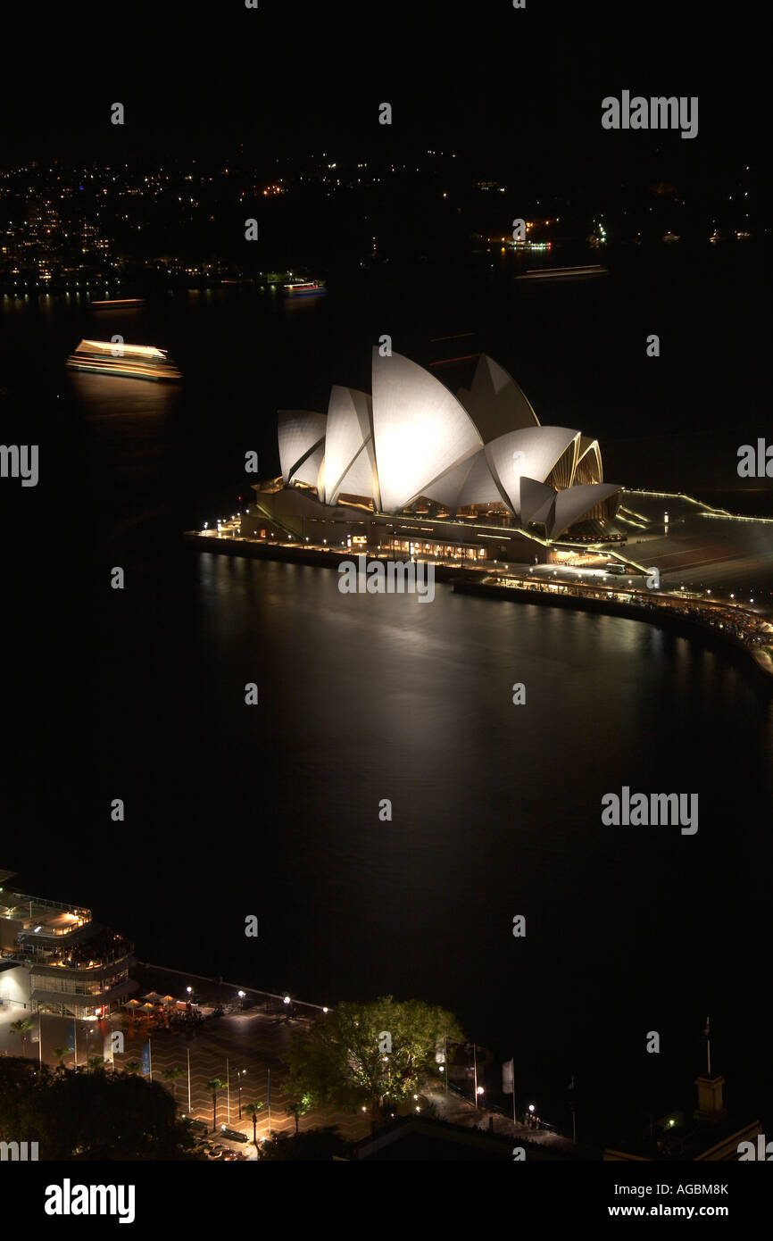 Antenne de haut niveau vue oblique au crépuscule nuit ou crépuscule d'Opera House avec légèreté par les navires en Nouvelle Galles du Sud Sydney N Banque D'Images