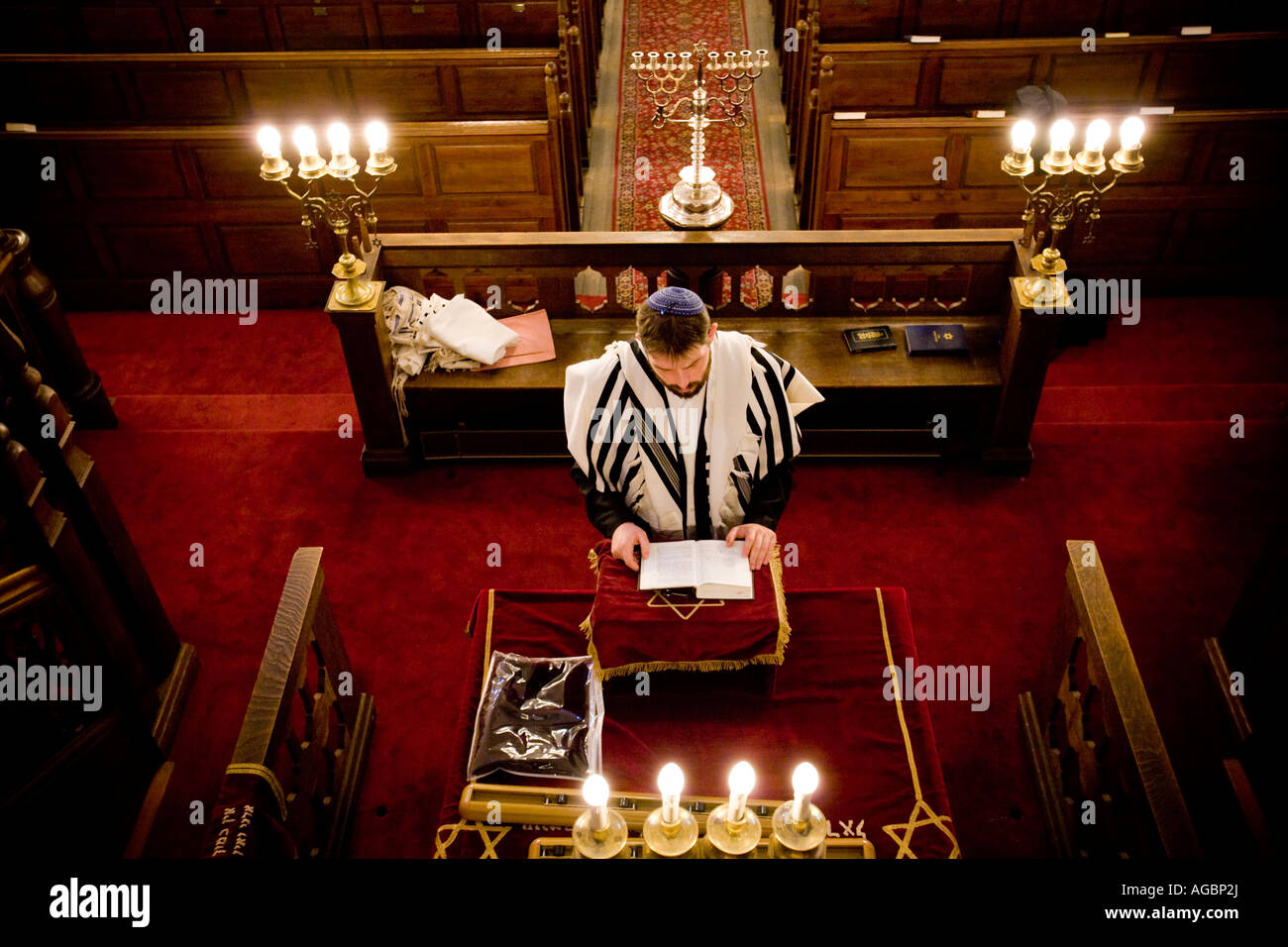 Un prêtre juif de lecture dans la Tora à l'intérieur d'une synagogue à Oslo, Norvège Banque D'Images