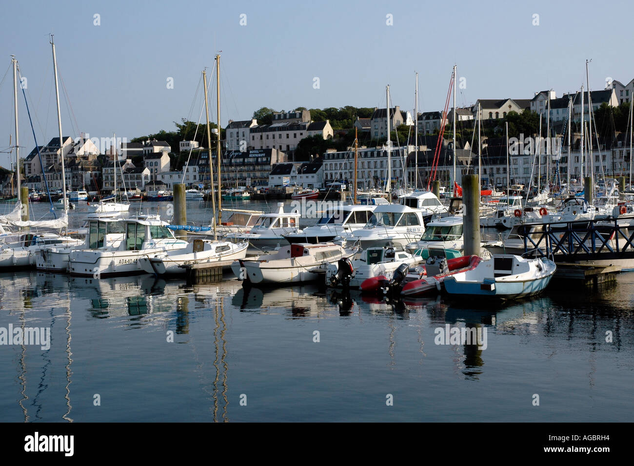 Le joli port d'Audierne sur la côte de Bretagne Finistère Banque D'Images