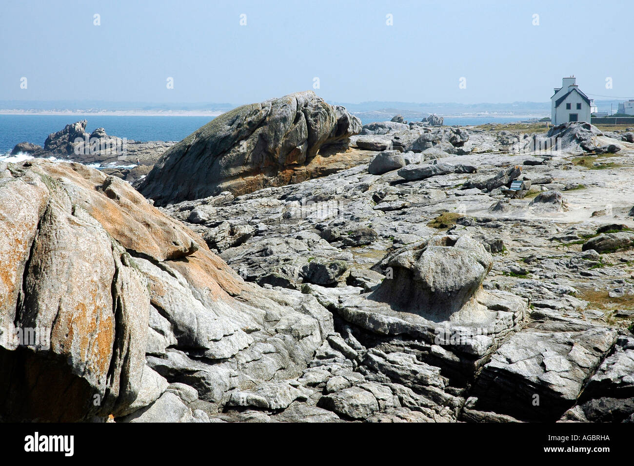 Saint-Guénolé sur la côte sud-ouest du Finistère avec son important port de pêche est bordée par une barrière de rochers dangereux Banque D'Images