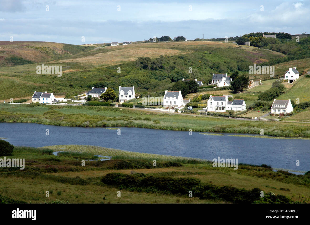 Un cluster de gris-blanc avec toiture Chalets dans le style Breton standard du Finistère proche baie des Trépassés Banque D'Images