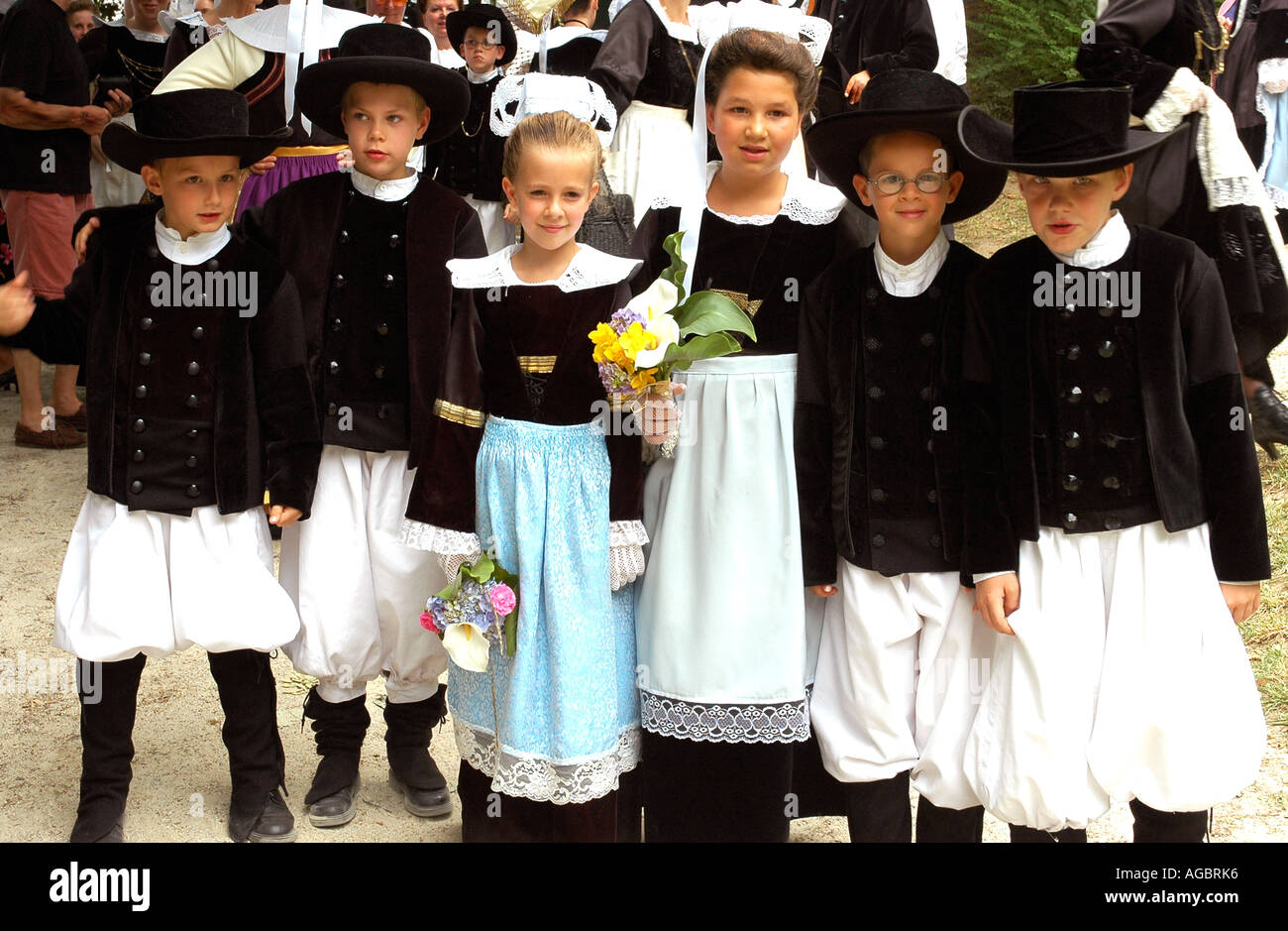 Enfants vêtus de costumes traditionnels Breton dans un festival de folklore d'été dans le village breton de la Forêt-Fouesnant Banque D'Images