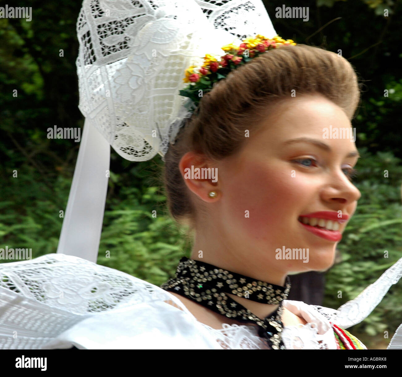 Une jolie jeune femme porte une coiffe et costume traditionnel breton dans  un festival de folklore d'été dans le Breton Cornwall Photo Stock - Alamy