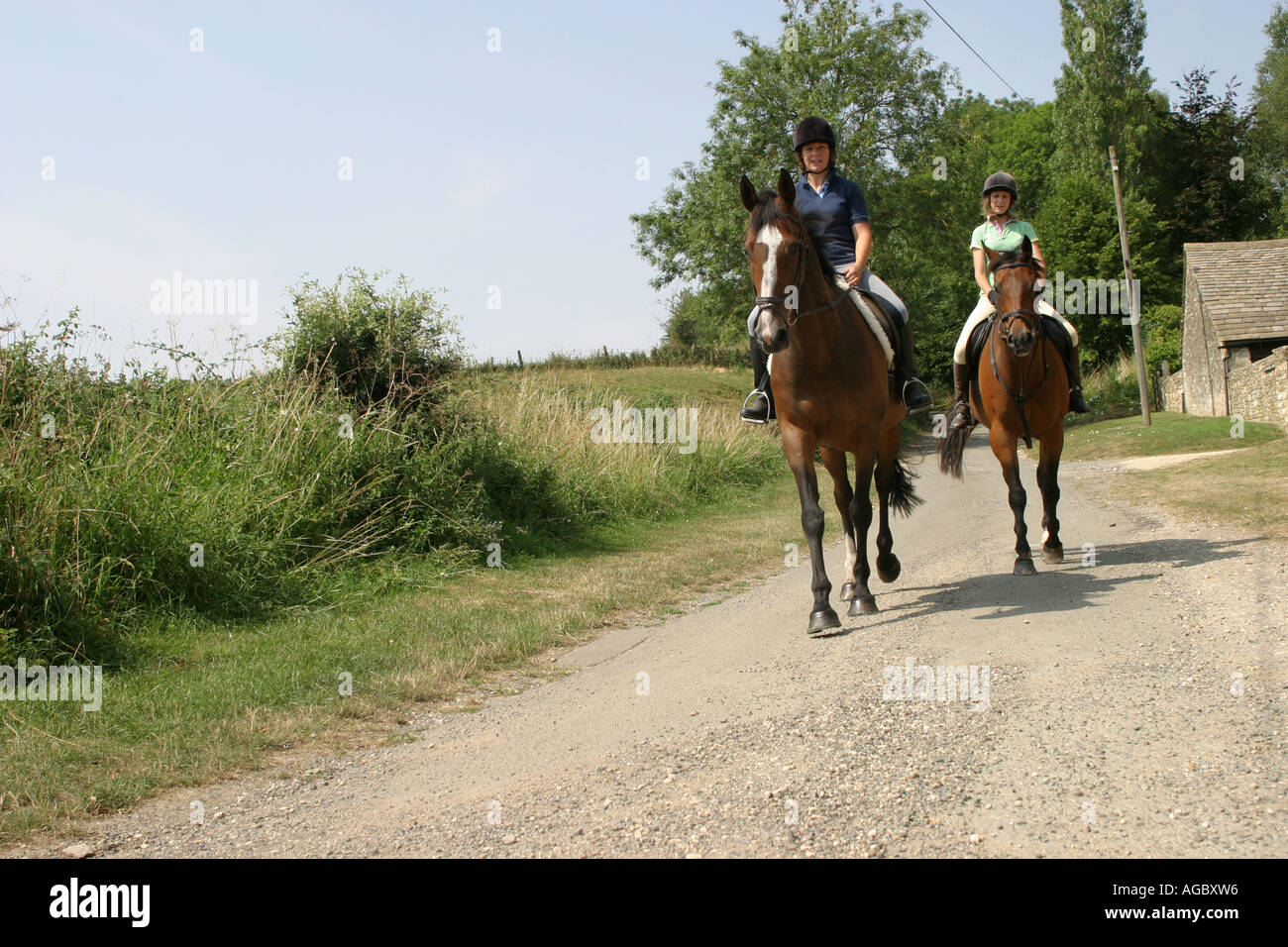 Deux cavaliers sur un tour dans l'Angleterre rurale. Banque D'Images