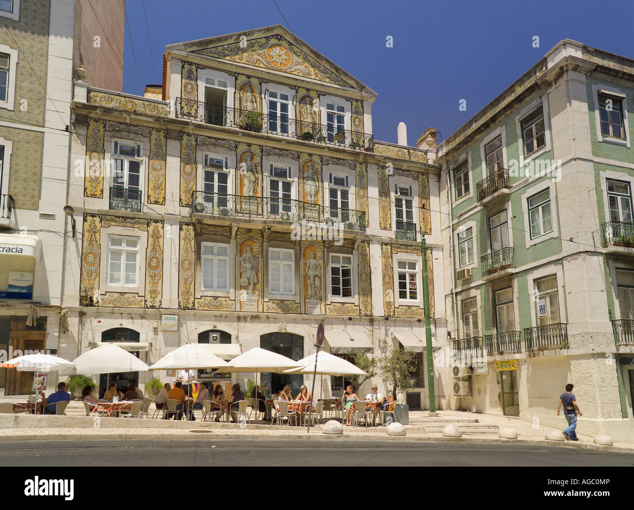 Quartier du Chiado de Lisbonne, une scène de rue avec Restaurant Banque D'Images