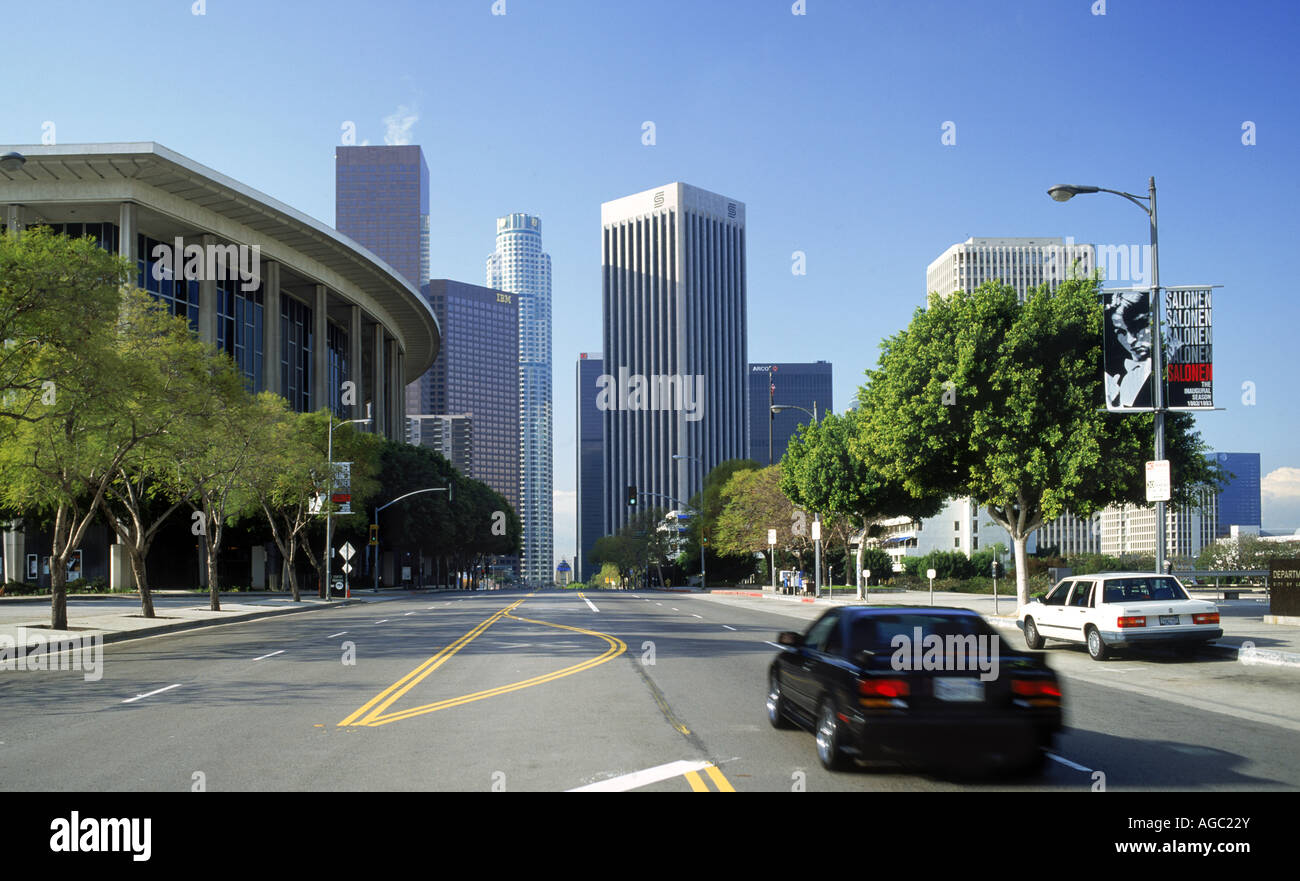 Los Angeles downtown financial district avec Music Centre gauche et centre civique Banque D'Images