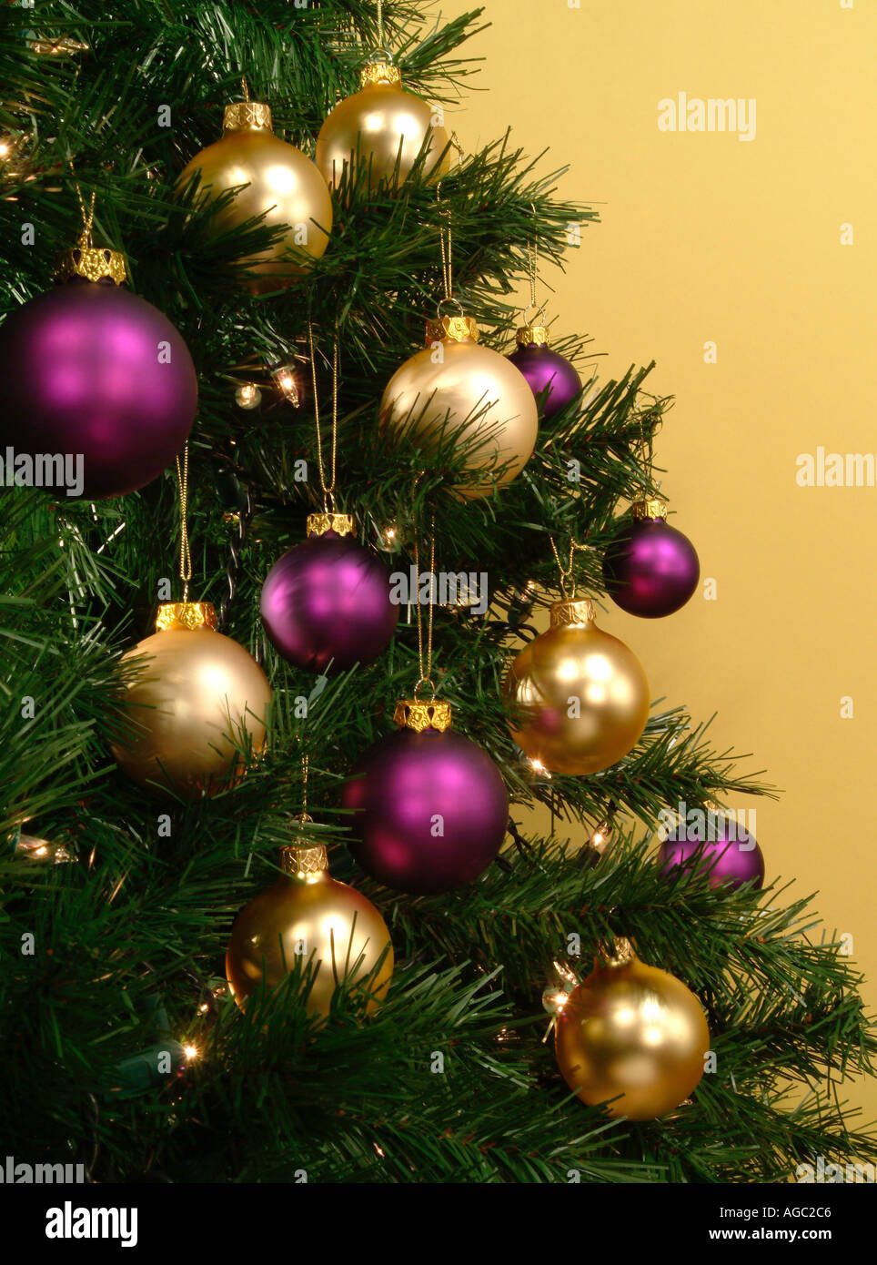 Close up section d'un arbre de Noël avec baubles Banque D'Images