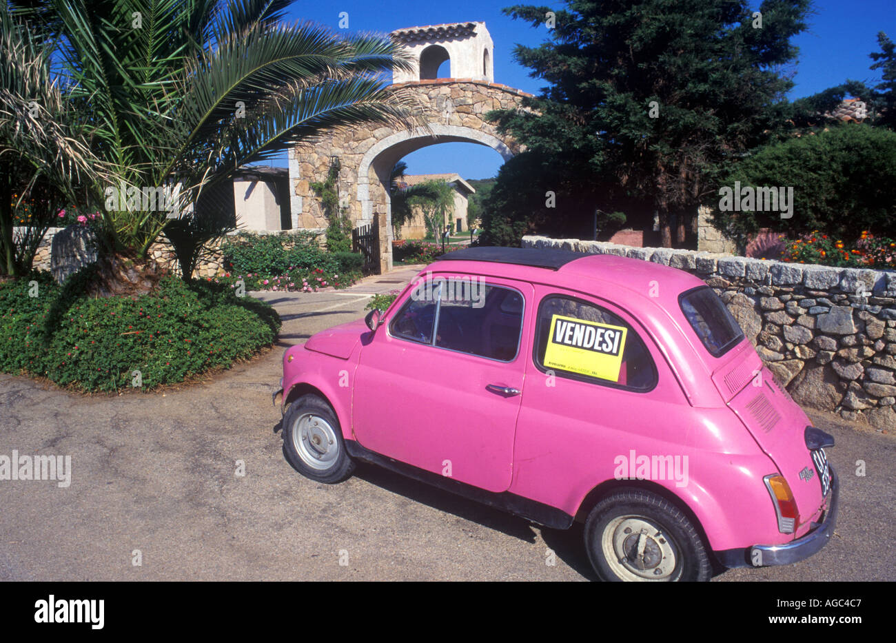 L'italien Fiat 500 rose à vendre Banque D'Images