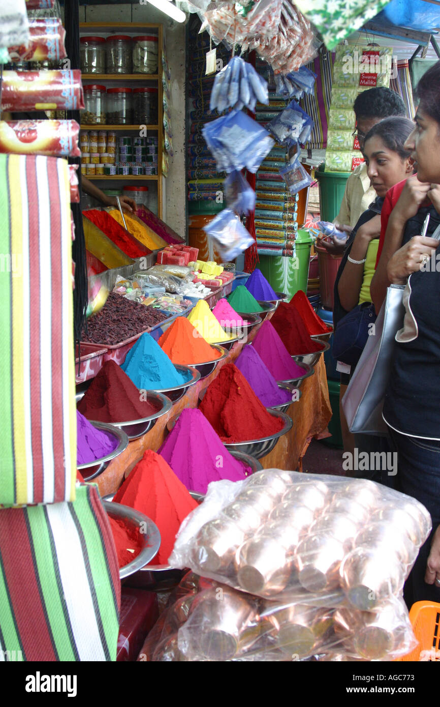 Colorant indien vente de décrochage colorants organiques pendant la fête des lumières de Chennai Banque D'Images