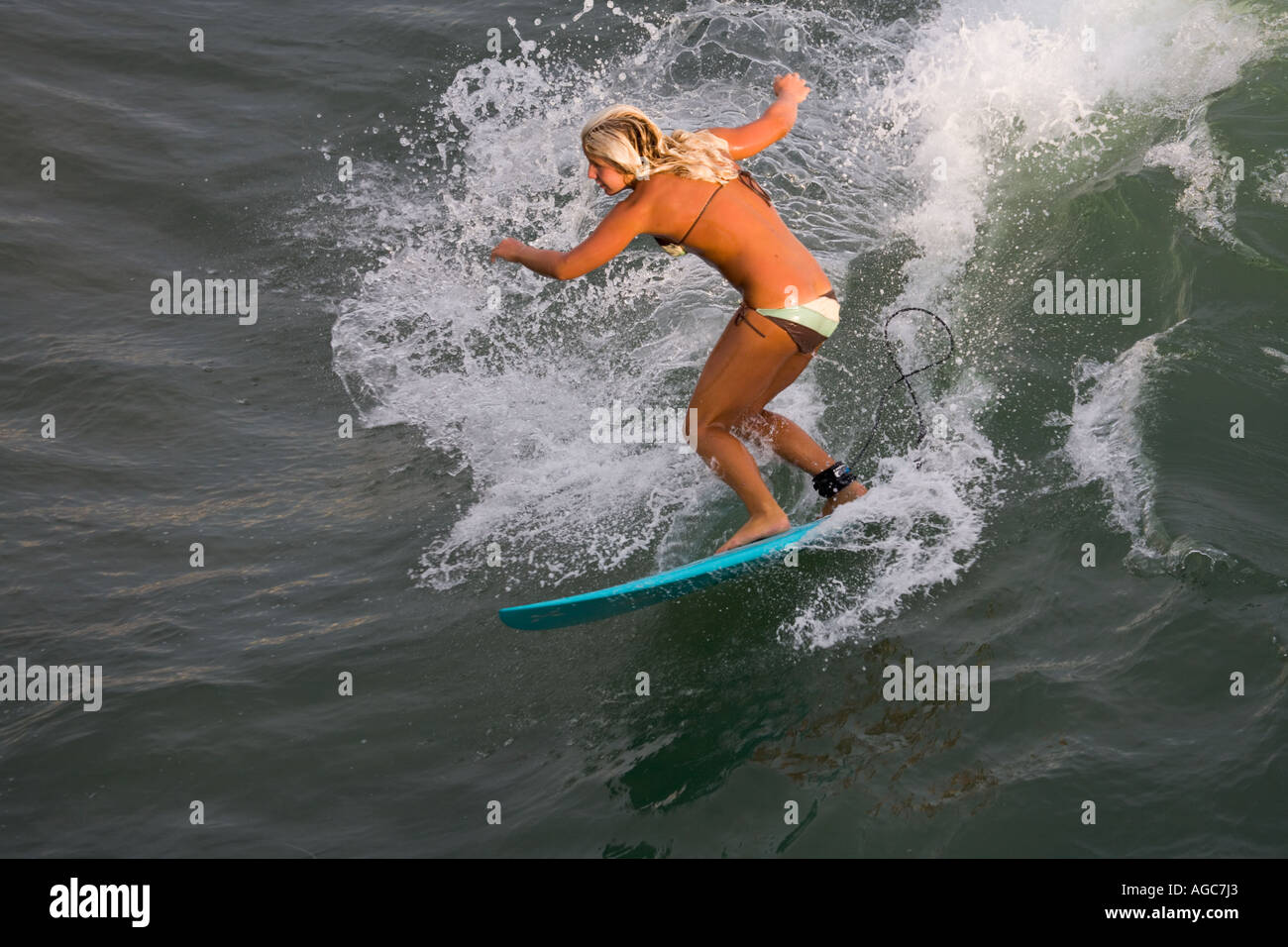 Surfer à la Manhattan Beach Pier, le sud de la Californie, USA Banque D'Images