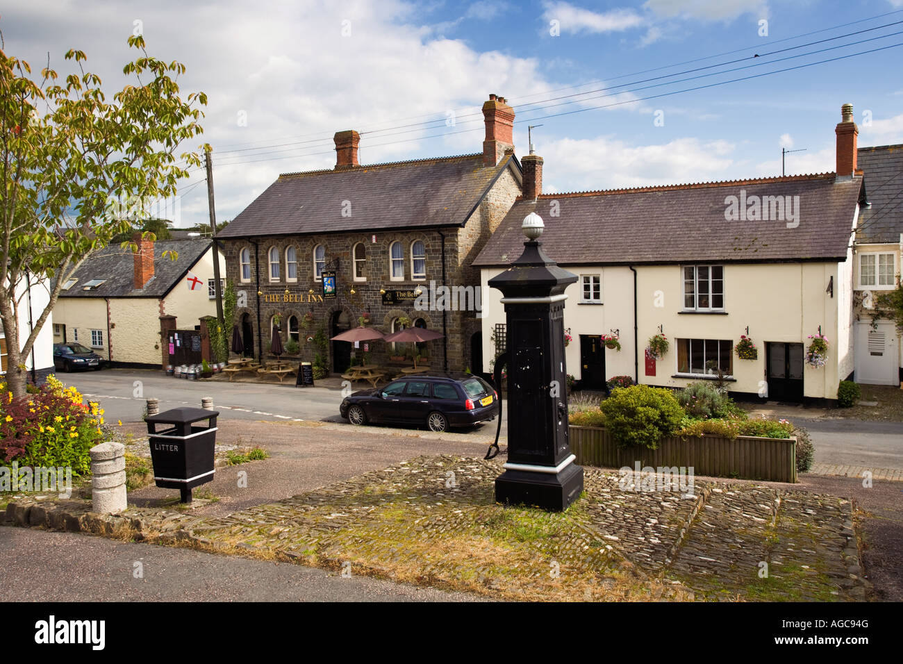 Centre de ce joli village de Chittlehampton, North Devon, UK, avec de l'eau public puits de pompage et de pub dans l'arrière-plan Banque D'Images