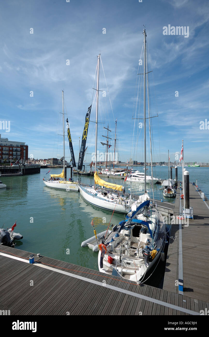 Yachts amarrés sur les pontons à Portsmouth Gunwharf Quay, Banque D'Images