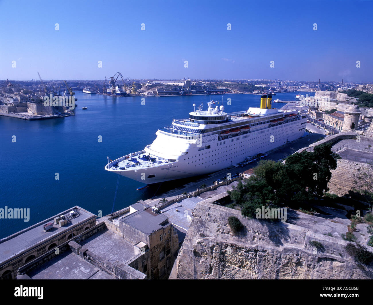 Bateau de croisière dans le Grand Port, La Valette, Malte Banque D'Images