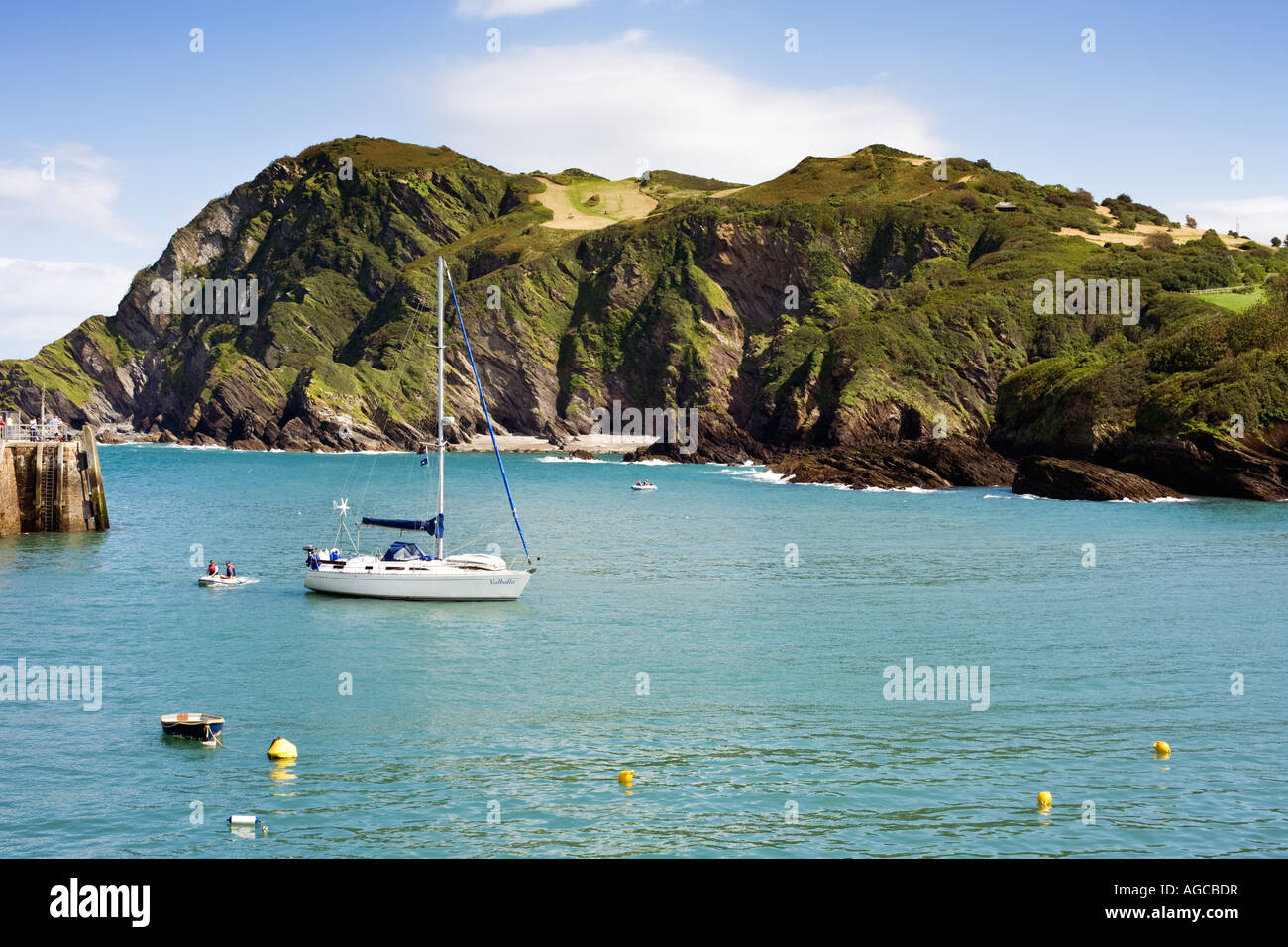 Littoral, UK - petit yacht et Hillsborough hill sur Ilfracombe Harbour, North Devon coast, UK dans la saison d'été Banque D'Images