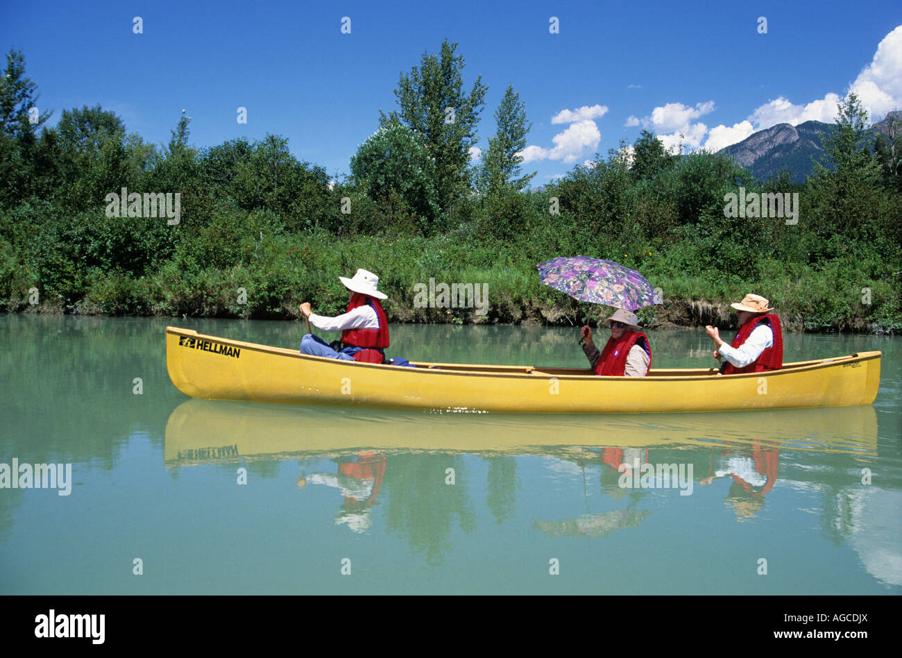 Mesdames canoë la rivière Columbia, près d'Invermere British Columbia Canada Banque D'Images