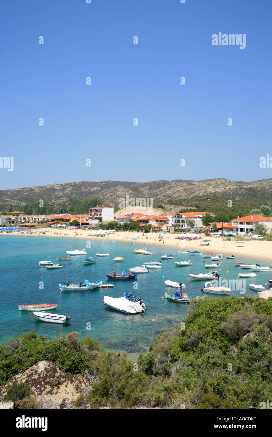 Bateaux dans la baie naturelle de Kalamitsi sur péninsule Sithonia sur la péninsule de Chalcidice en Grèce Banque D'Images
