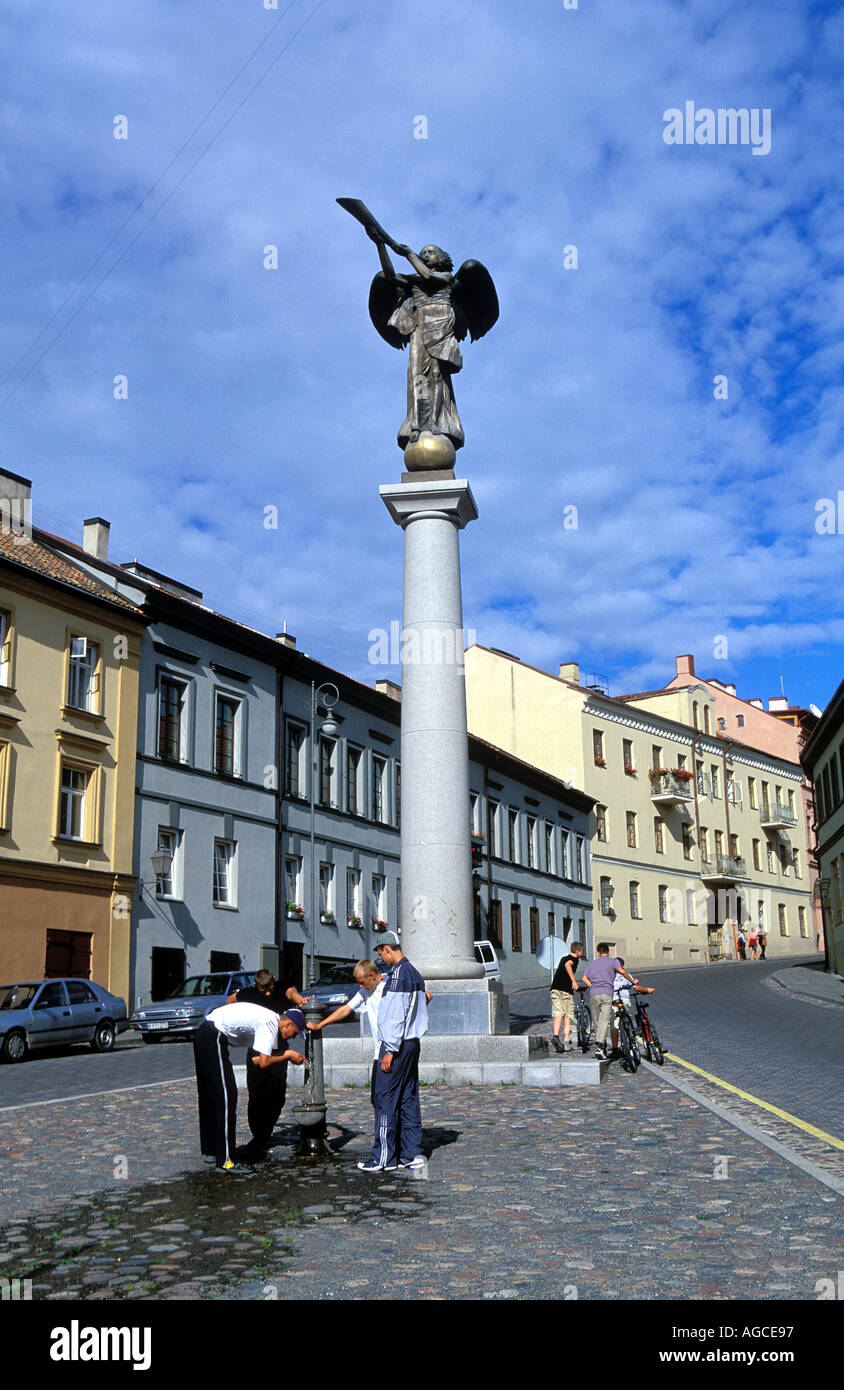 L'Ange statue à l'entrée de la république d'Uzupis bohème le coeur de Vilnius Lituanie Banque D'Images