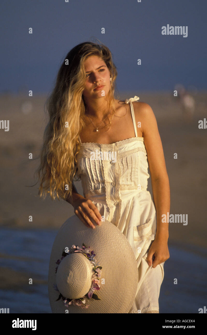 Waling femme sur la plage Marina Del Rey en Californie États-Unis d'Amérique Banque D'Images