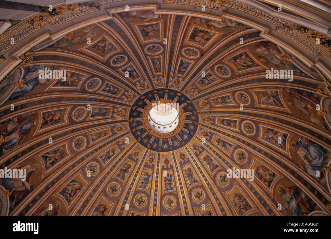 Intérieur de la coupole de Saint-Pierre, cité du Vatican Banque D'Images