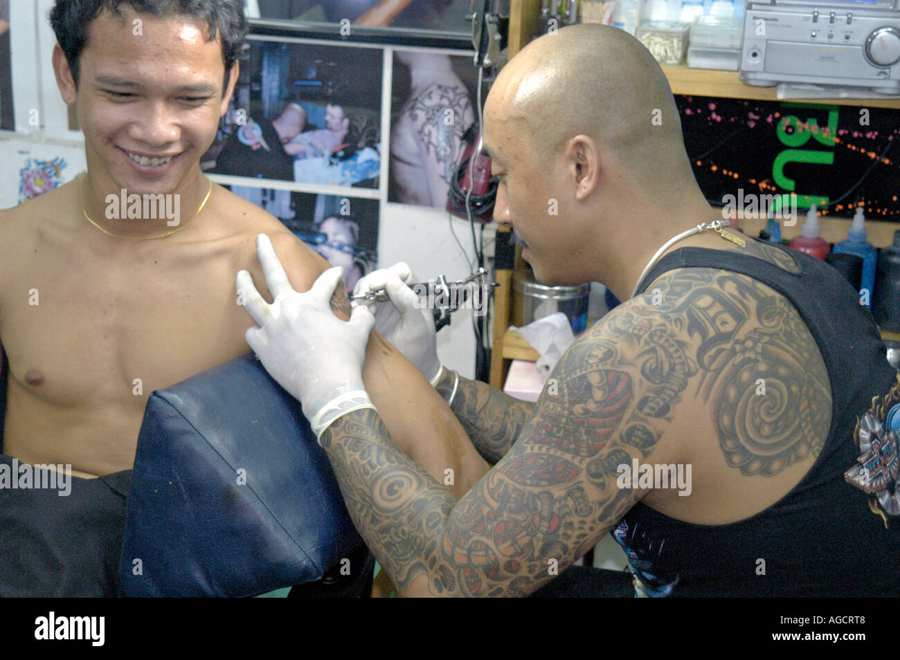 Artiste de tatouage et le client Bangkok Thaïlande Banque D'Images