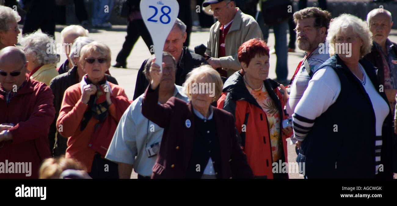 Un groupe de touristes sur une visite guidée de Londres. Banque D'Images