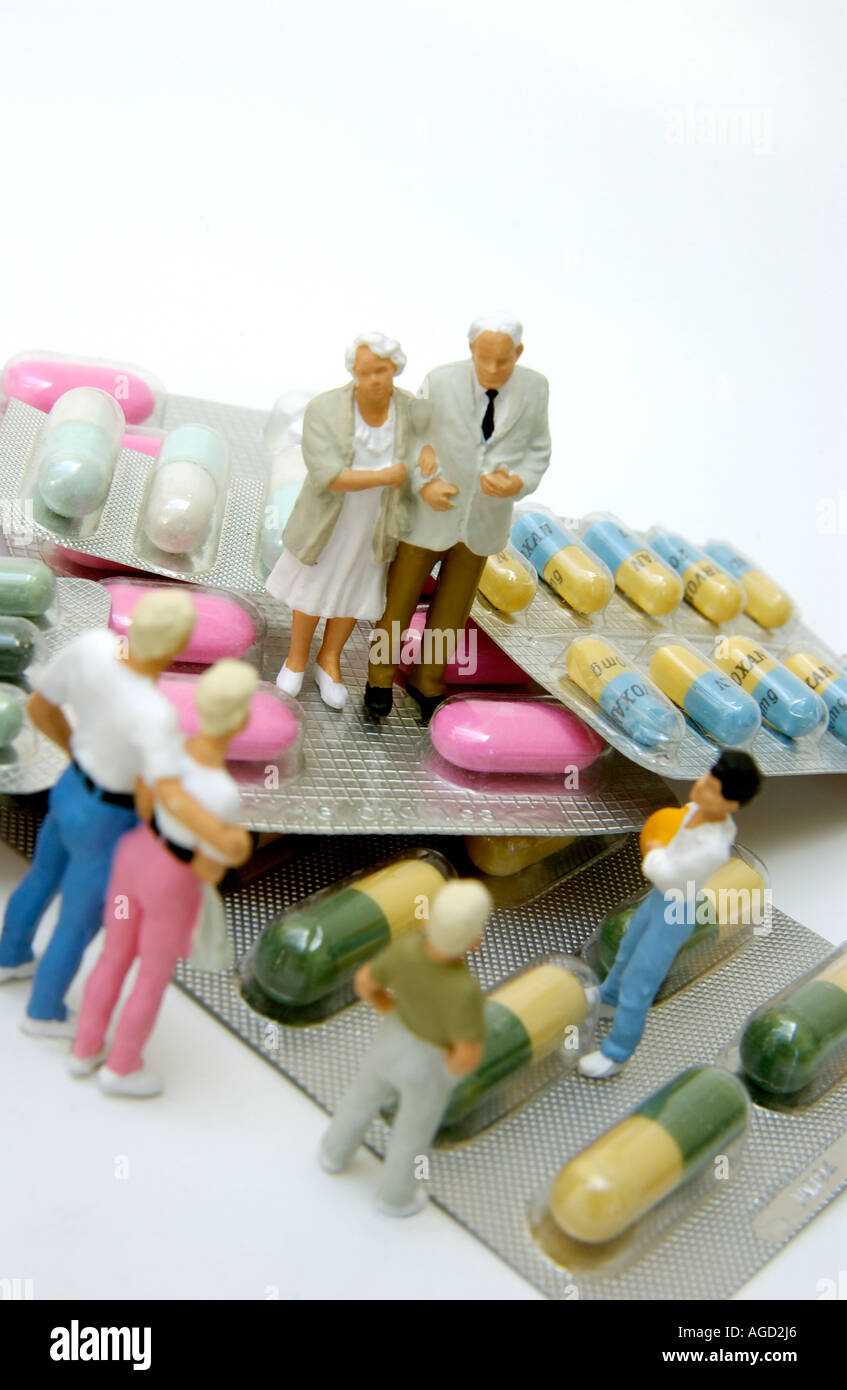 De petites figurines de personnes âgées s'engagent dans la conversation au milieu de capsules et de comprimés vibrants répartis sur un emballage blister Banque D'Images