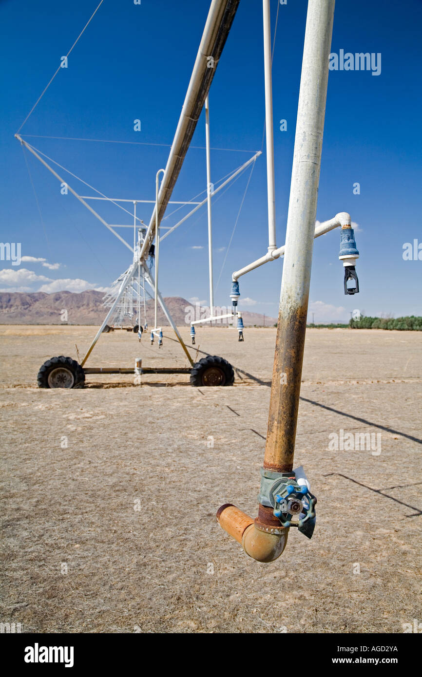 Matériel d'irrigation non utilisés dans le désert de Mojave Banque D'Images