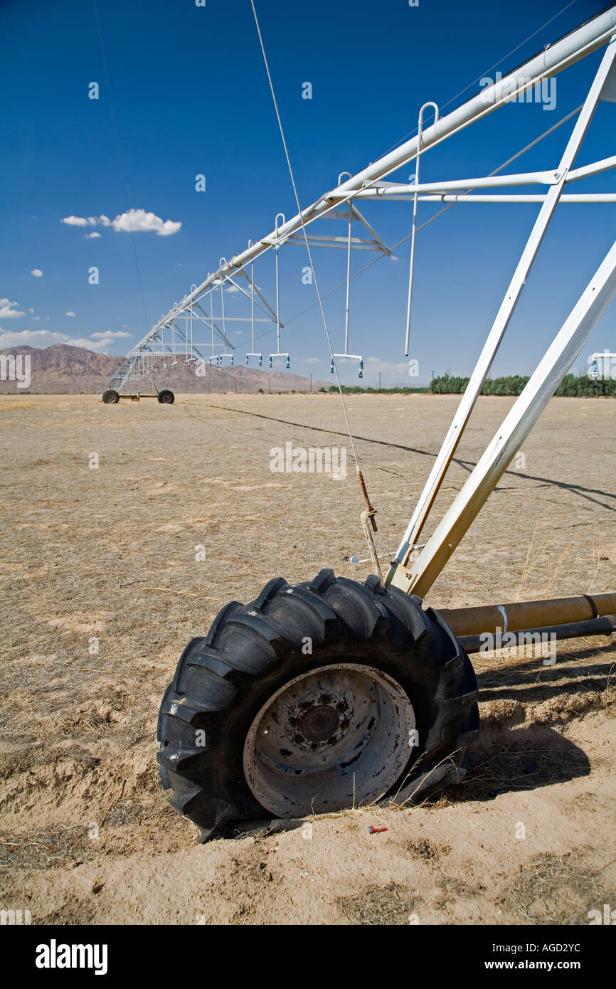 Matériel d'irrigation non utilisés dans le désert de Mojave Banque D'Images