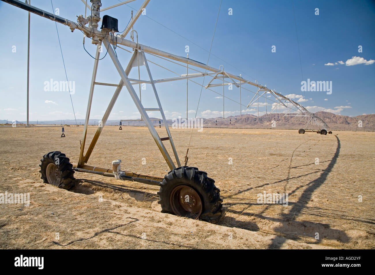 Matériel d'irrigation non utilisés dans le désert de Mojave Banque D'Images