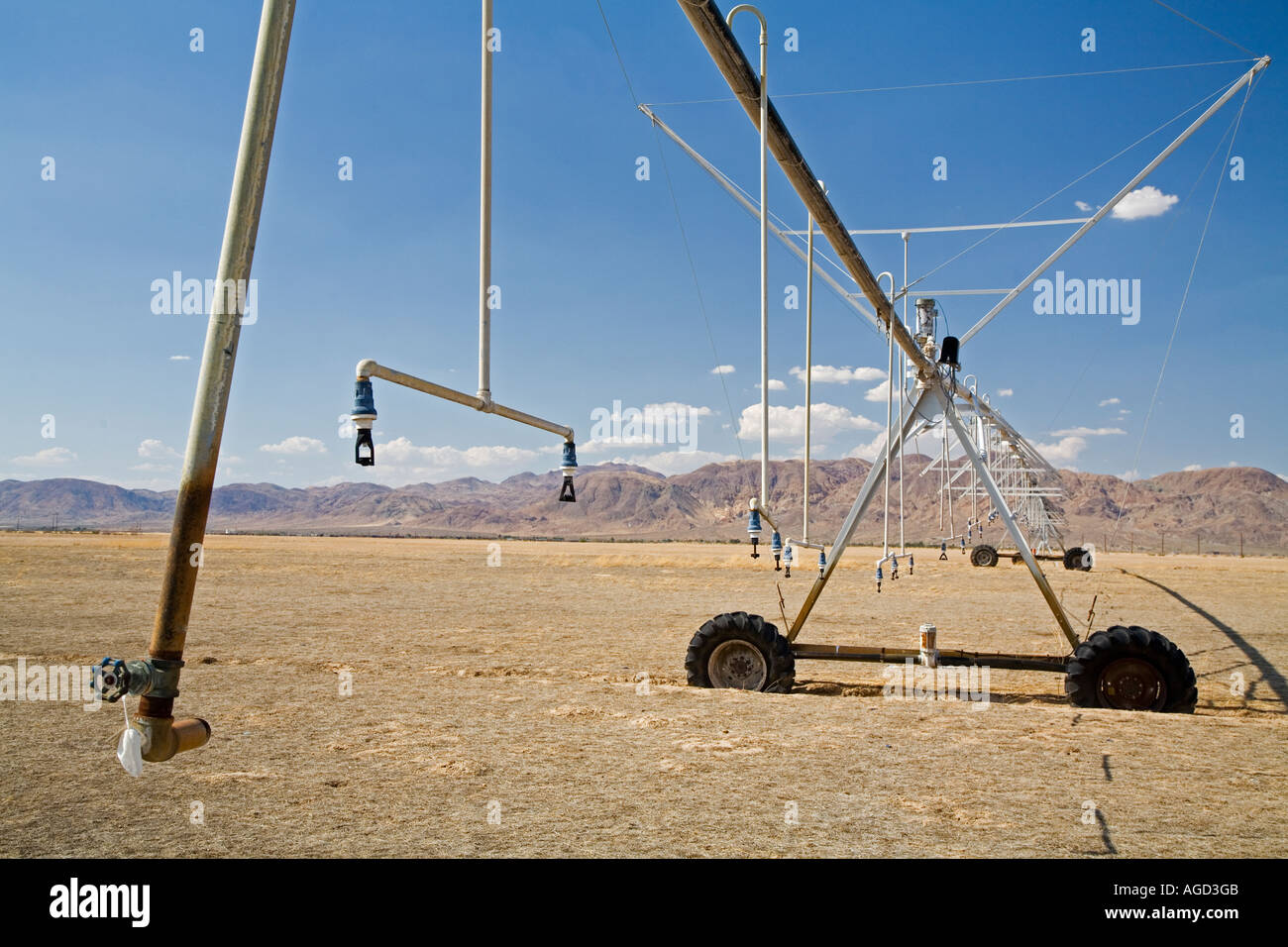 Matériel d'irrigation non utilisés dans le désert de Mojave Banque D'Images