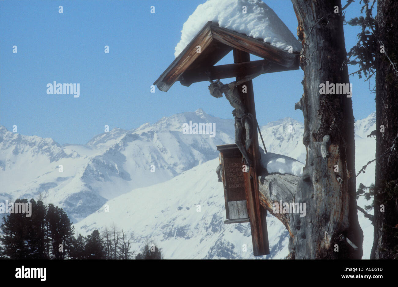 Paysage alpin à Bad Gastein Autriche avec Crucifix dans l'avant-plan Banque D'Images