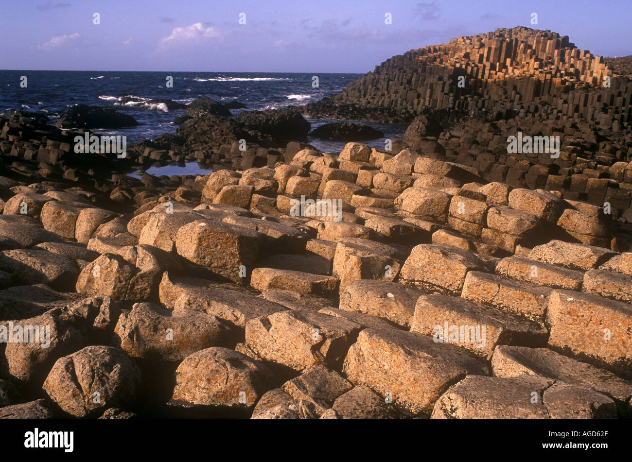 L'IRLANDE DU NORD dans le comté d'Antrim Giants Causeway le paysage dominé par les formations rocheuses inhabituelles de la Causeway coast Banque D'Images